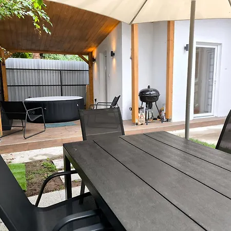 Play And Relax In Lake-parkside Cozy Family Retreat - Jegenye